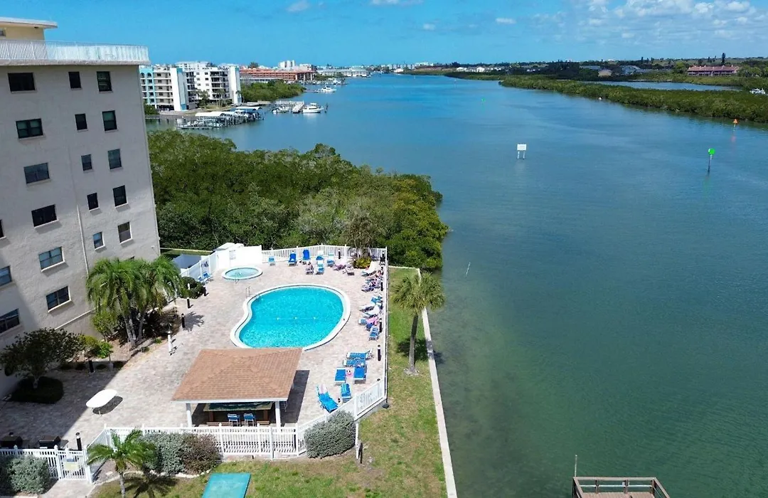 Bayshore Yacht & Tennis 216-1
